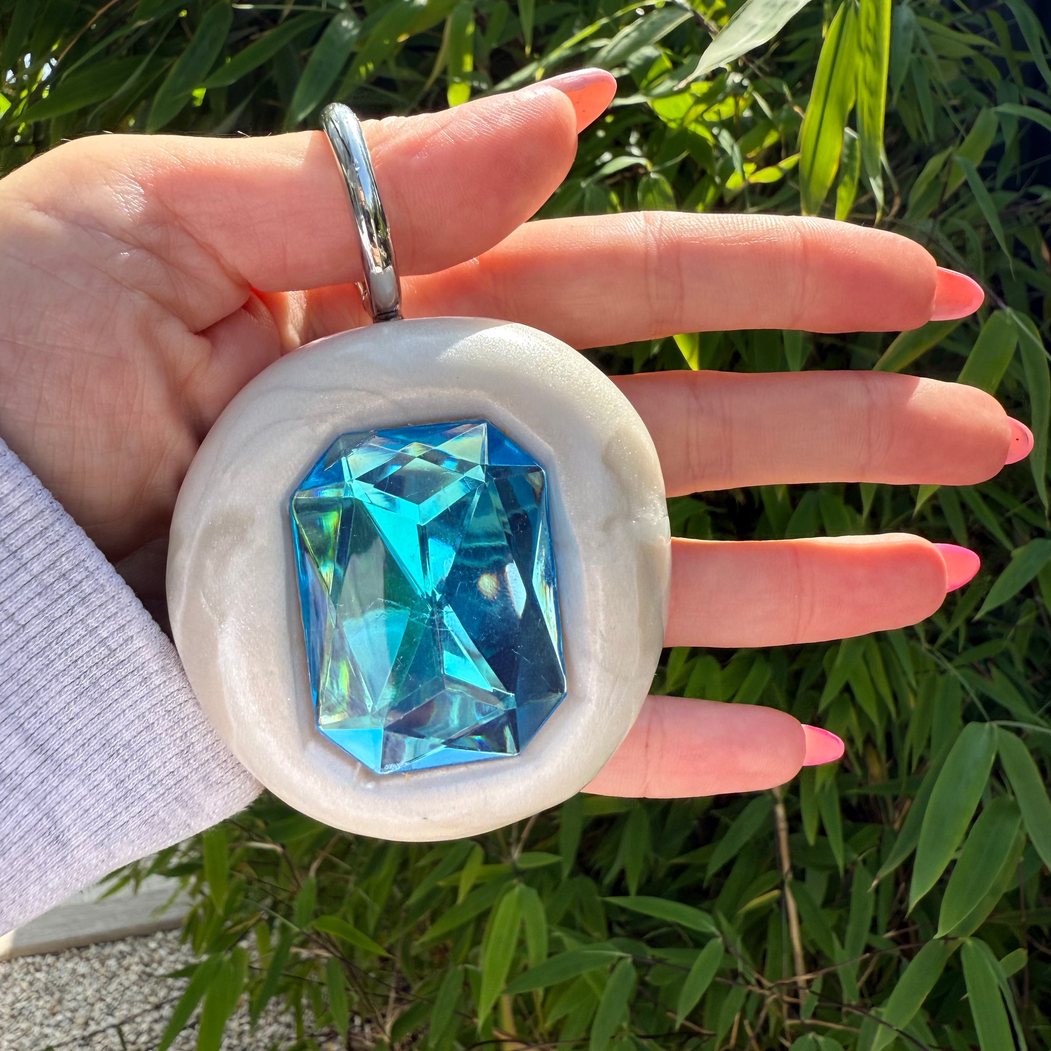 GB BAGCHARM XL (white glitter & blue on silver).