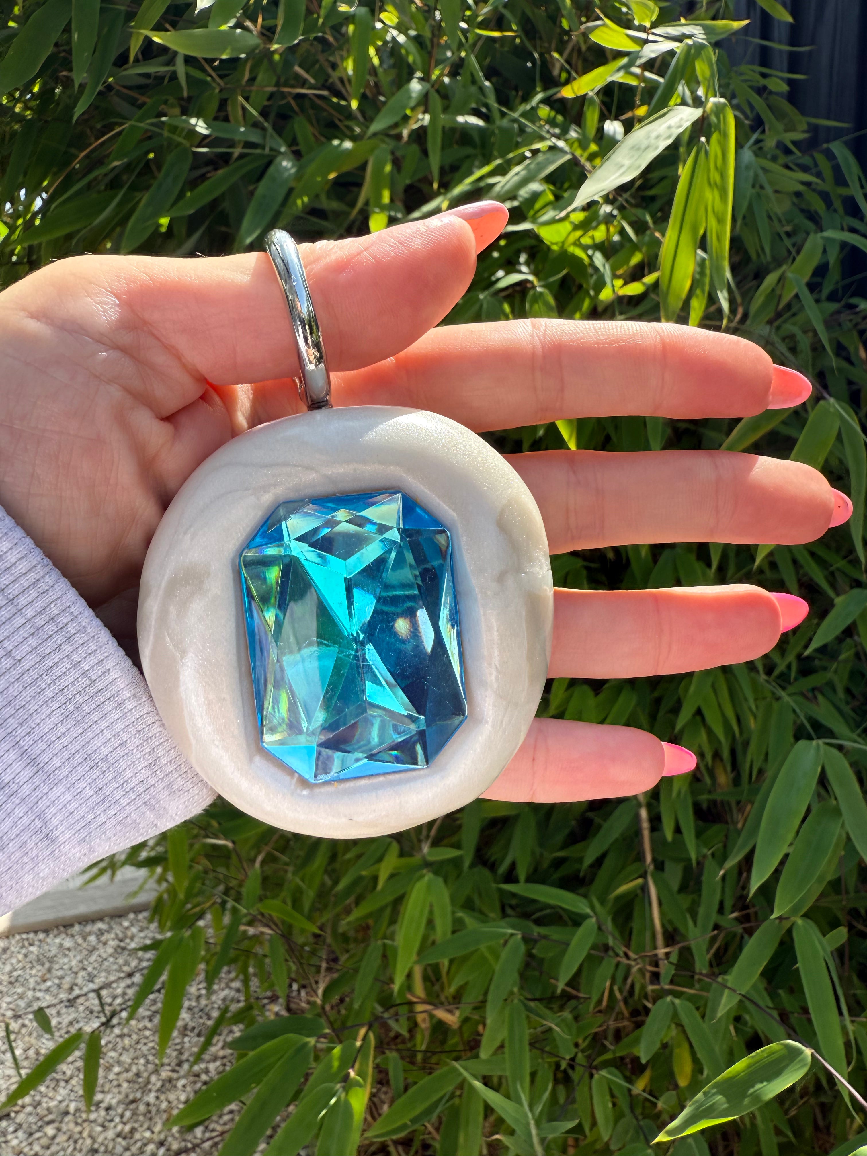 GB BAGCHARM XL (white glitter & blue on silver).