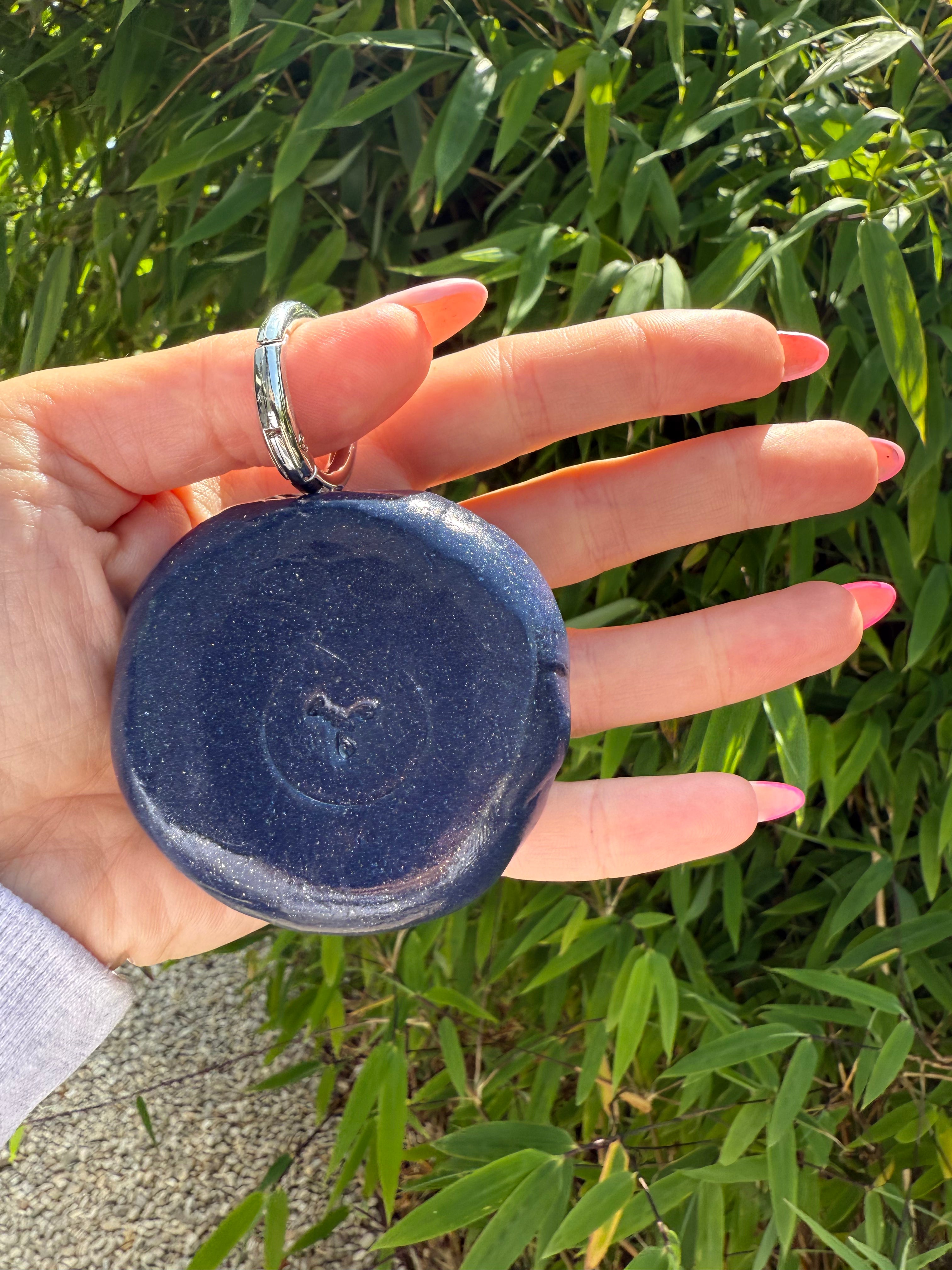 GB BAGCHARM XL (dark blue glitter & lilac on silver).