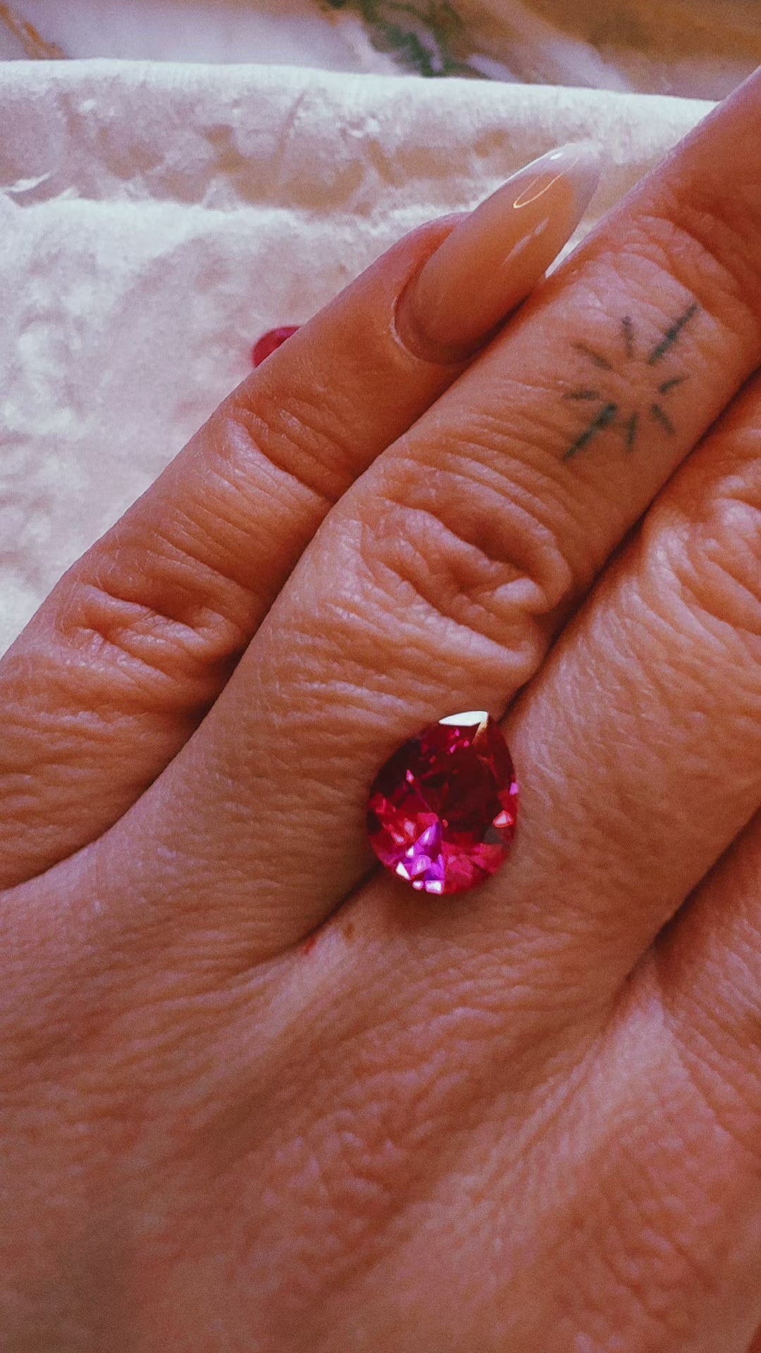 LABGROWN SAPPHIRE PEAR SHAPE (11 x 9 MM)